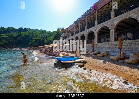 Grand restaurant construit sur le sable sur Mogren Beach II sur la Riviera Budva le long de la côte de la mer Adriatique au Monténégro Banque D'Images