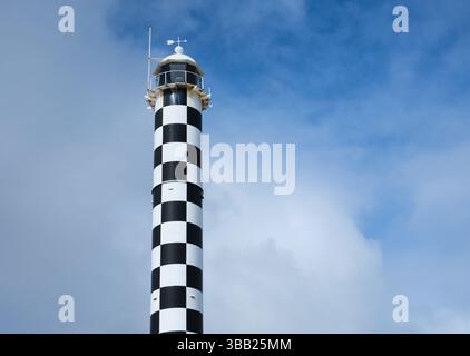Le phare à damiers noir et blanc situé dans la ville régionale de Bunbury, au sud-ouest de l'Australie occidentale. Banque D'Images
