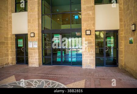 Entrée de la bibliothèque publique fermée pendant la période COVID 19 avec portes vitrées et murs de briques, Joondalup, Australie occidentale, 4 avril 2020 Banque D'Images