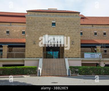 Bâtiment moderne de la bibliothèque publique avec panneau fermé pendant le verrouillage, Joondalup, Australie occidentale, 4 avril 2020 Banque D'Images