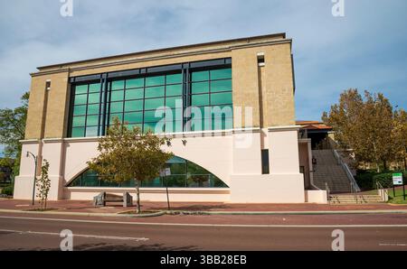 Bâtiment moderne de la bibliothèque publique avec de grandes fenêtres et un design architectural unique, Joondalup, Australie occidentale, 4 avril 2020 Banque D'Images