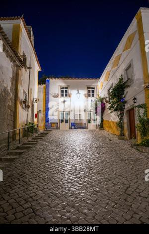 Portugal, région d'Oeste, Óbidos, Rua Direita à l'intérieur de la citadelle fortifiée historique de Largo Sao Pedro la nuit Banque D'Images