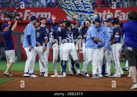 Kansas City, Missouri, États-Unis. 9 mai 2025. Les joueurs des Kansas City Royals célèbrent leur victoire contre les Boston Red Sox au Kauffman Stadium de Kansas City, Missouri. David Smith/CSM/Alamy Live News Banque D'Images