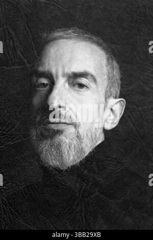 Portrait en noir et blanc d'un homme avec une expression digne et chevalière, édité numériquement pour ressembler à une peinture flamande du XVIe au XVIIe siècle. Banque D'Images