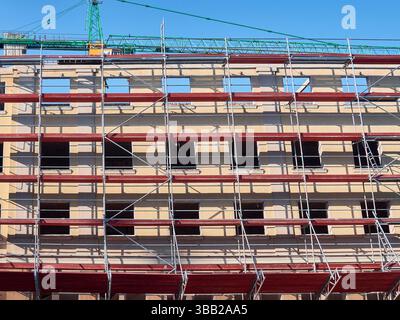 Bâtiment en construction avec échafaudage et grue Banque D'Images