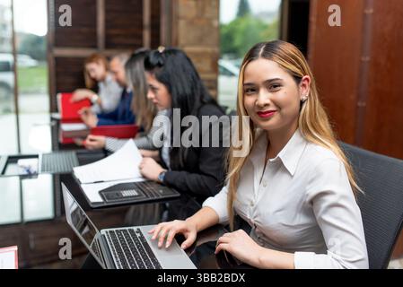 Portrait de belle femme d'affaires souriante à la réunion dans le bureau. Photo de haute qualité Banque D'Images