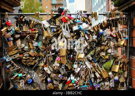 Oxford Road, Manchester, Royaume-Uni - 11.16.2024 : gros plan d'un pont de « serrures d'amour », avec des centaines de cadenas symbolisant les connexions personnelles. Banque D'Images