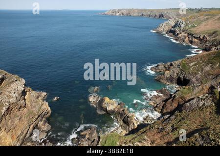 Côte rocheuse à la pointe de Castelmeur, Cléden-Cap-Sizun Bretagne, France. Banque D'Images