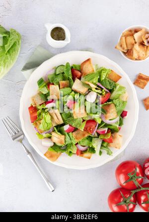 Salade fattoush libanaise avec légumes frais, laitue romaine et pain pita sur fond blanc. Vue de dessus. Banque D'Images