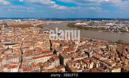 Panorama aérien de Bordeaux et courbe de la Garonne Banque D'Images
