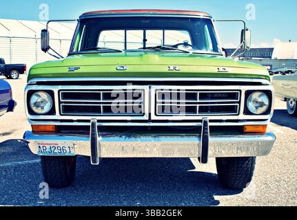Vue avant de la camionnette Vintage Green Ford F-Series avec calandre chromée et plaque Washington au Classic car Show Banque D'Images
