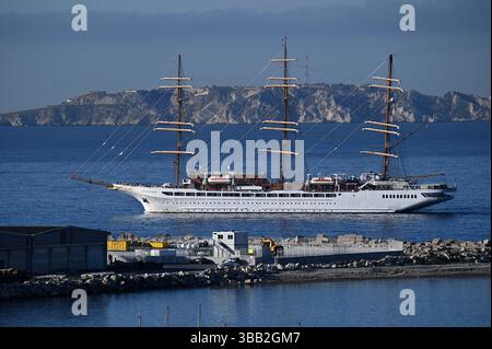 Vue sur le Sea Cloud Spirit arrivant à Marseille. Le navire de croisière Sea Cloud Spirit arrive au port méditerranéen français de Marseille. Banque D'Images