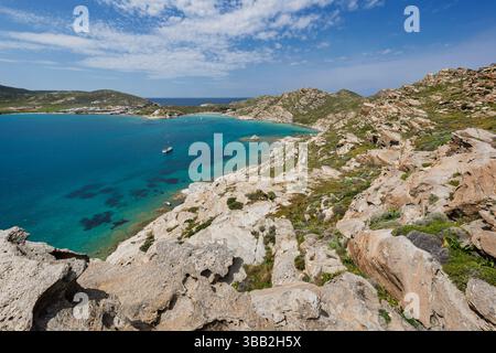Paysage rocheux, luxuriant et vallonné et la mer Égée au parc de Paros sur l'île de Paros en Grèce vu d'en haut par une journée ensoleillée. Banque D'Images