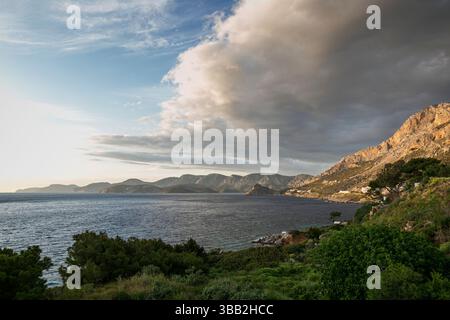 Paysage luxuriant et montagneux et la mer Égée vu de Masouri (Massouri) vers le nord sur l'île de Kalymnos en Grèce par un après-midi ensoleillé. Banque D'Images