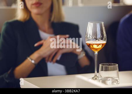 Femme Portrait sans visage à la conférence sur l'augmentation de la culture de la consommation de bière. Femme Sommelier bière passe la formation pour obtenir la certification. Banque D'Images