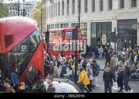 Londres, Angleterre - 19 avril 2025 : London Street bondée Banque D'Images