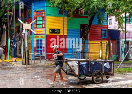 Un ouvrier transporte des matériaux de construction dans le quartier coloré de la Boca à Buenos Aires, en Argentine. Banque D'Images
