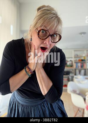 Humeurs d'une femme de 60 ans Banque D'Images