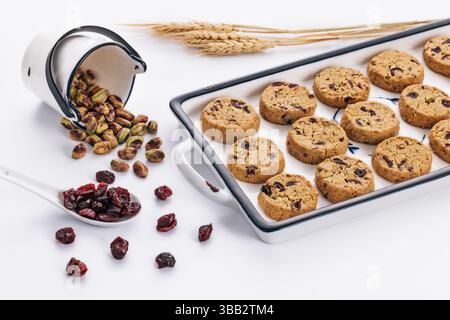 Savoureux biscuit sain rond fait maison à base d'avoine, de beurre, de noix et de fruits secs Banque D'Images