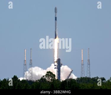 La fusée SpaceX Falcon 9 lance 28 satellites Starlink sur la mission 6-67 à 12h38 depuis le complexe de lancement 40 à la station spatiale de Cape Canaveral, en Floride, le mercredi 14 mai 2025. Photo de Joe Marino/UPI crédit : UPI/Alamy Live News Banque D'Images
