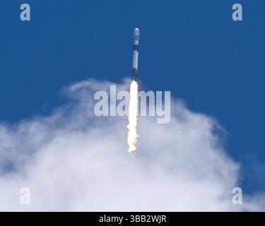 La fusée SpaceX Falcon 9 lance 28 satellites Starlink sur la mission 6-67 à 12h38 depuis le complexe de lancement 40 à la station spatiale de Cape Canaveral, en Floride, le mercredi 14 mai 2025. Photo de Joe Marino/UPI crédit : UPI/Alamy Live News Banque D'Images