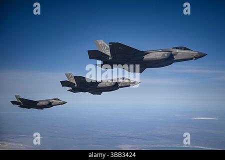 Trois avions F-35 Lightning II de l'US Air Force affectés à la base aérienne de Luke volent en formation en attendant le ravitaillement en vol au-dessus de l'Oregon, en avril Banque D'Images