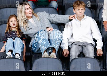 Nimègue, pays-Bas. 14 mai 2025. NIMÈGUE, PAYS-BAS - 14 MAI : famille de Rogier Meijer avant le match néerlandais Eredivisie entre NEC et NAC Breda au Goffertstadion le 14 mai 2025 à Nimègue, pays-Bas. (Photo de Broer van den Boom/Orange Pictures) crédit : Orange pics BV/Alamy Live News Banque D'Images