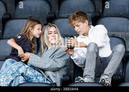 Nimègue, pays-Bas. 14 mai 2025. NIMÈGUE, PAYS-BAS - 14 MAI : famille de Rogier Meijer avant le match néerlandais Eredivisie entre NEC et NAC Breda au Goffertstadion le 14 mai 2025 à Nimègue, pays-Bas. (Photo de Broer van den Boom/Orange Pictures) crédit : Orange pics BV/Alamy Live News Banque D'Images