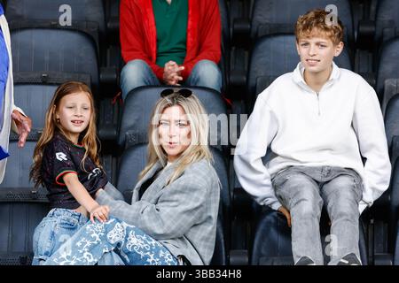 Nimègue, pays-Bas. 14 mai 2025. NIMÈGUE, PAYS-BAS - 14 MAI : famille de Rogier Meijer avant le match néerlandais Eredivisie entre NEC et NAC Breda au Goffertstadion le 14 mai 2025 à Nimègue, pays-Bas. (Photo de Broer van den Boom/Orange Pictures) crédit : Orange pics BV/Alamy Live News Banque D'Images