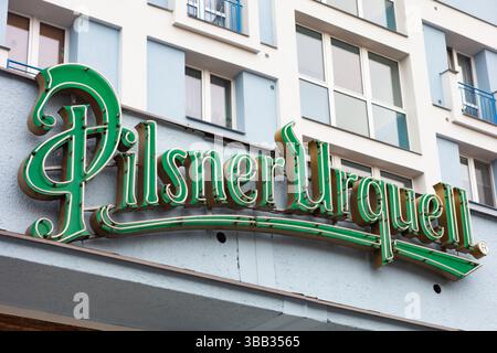 OSTRAVA, RÉPUBLIQUE TCHÈQUE - 27 NOVEMBRE 2018 : très vieux logo néon de la brasserie tchèque Pilsner Urquell sur un mur d'un pub à Ostrava. Banque D'Images