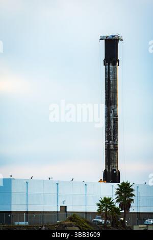 Un module fusée se trouve à côté de l'installation SpaceX au port de long Beach, en Californie. L'installation appartenait autrefois à Sea Launch. Banque D'Images