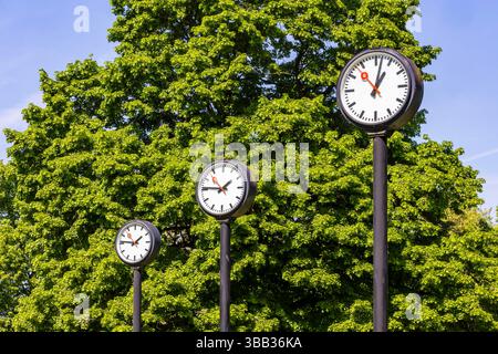 Kunstwerk Zeitfeld, 24 synchron laufende Bahnhofsuhren im Volksgarten. Künstler Klaus Rinke. Stadtansicht von Düsseldorf. // 29.04.2025. Düsseldorf, Nordrhein-Westfalen, Deutschland, Europa *** champ horaire de l'oeuvre, 24 horloges synchrones dans le Volksgarten artiste Klaus Rinke vue de la ville de Düsseldorf 29 04 2025 Düsseldorf, Rhénanie du Nord-Westphalie, Allemagne, Europe Banque D'Images