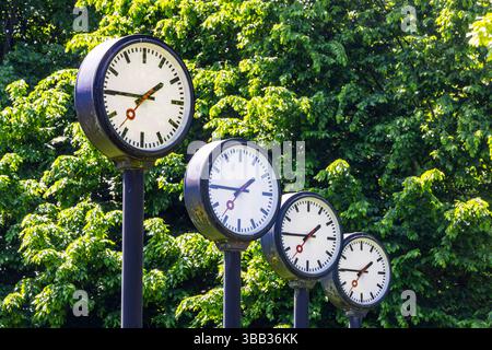 Kunstwerk Zeitfeld, 24 synchron laufende Bahnhofsuhren im Volksgarten. Künstler Klaus Rinke. Stadtansicht von Düsseldorf. // 29.04.2025. Düsseldorf, Nordrhein-Westfalen, Deutschland, Europa *** champ horaire de l'oeuvre, 24 horloges synchrones dans le Volksgarten artiste Klaus Rinke vue de la ville de Düsseldorf 29 04 2025 Düsseldorf, Rhénanie du Nord-Westphalie, Allemagne, Europe Banque D'Images