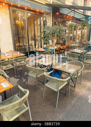 Intérieur moderne de café parisien avec toit en verre et sièges contemporains Paris, France Banque D'Images