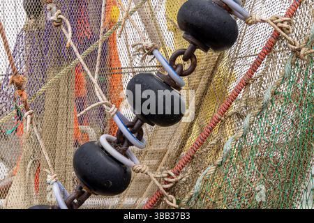 Gros plan des filets d'un bateau de pêche à la crevette dans le port néerlandais Zoutkamp à Groningen aux pays-Bas Banque D'Images