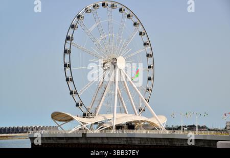 Cette grande roue à Bakou, la capitale de l'Azerbaïdjan, est un centre d'attention pour les touristes. Il est connu comme l'œil de Bakou. Banque D'Images