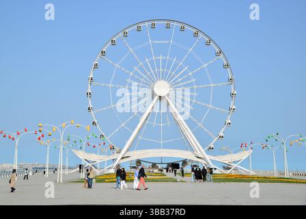 Cette grande roue à Bakou, la capitale de l'Azerbaïdjan, est un centre d'attention pour les touristes. Il est connu comme l'œil de Bakou. Banque D'Images