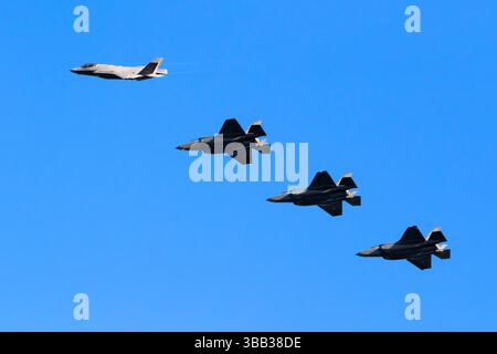 Lockheed Martin F-35 Lightning II avions de chasse de la Royal Netherlands Air Force volant en formation pendant l'exercice Ramste de l'OTAN Banque D'Images