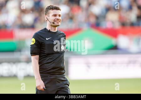 Nimègue, pays-Bas. 14 mai 2025. NIMÈGUE, PAYS-BAS - 14 MAI : L'arbitre Erwin Blank souriant lors du match néerlandais Eredivisie entre NEC et NAC Breda au Goffertstadion le 14 mai 2025 à Nimègue, pays-Bas. (Photo de Broer van den Boom/Orange Pictures) crédit : Orange pics BV/Alamy Live News Banque D'Images