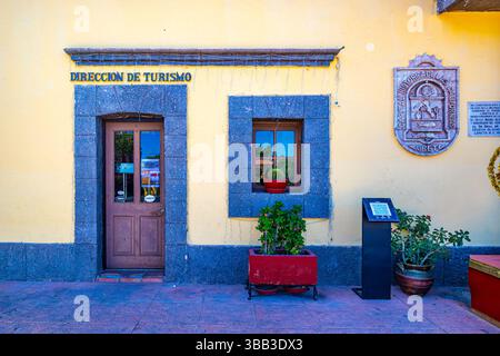 Loreto, basse-Californie du Sud, Mexique. Décembre 2024. Office de tourisme de Pueblo Mágico ou ville magique, façade coloniale, mur jaune, surroun de carrière grise Banque D'Images