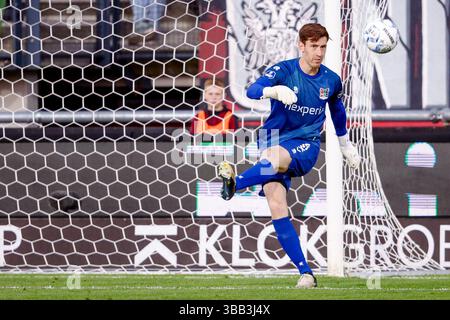 Nimègue, pays-Bas. 14 mai 2025. NIMÈGUE, PAYS-BAS - 14 MAI : le gardien Robin Roefs de NEC frappe le ballon lors du match néerlandais Eredivisie entre NEC et NAC Breda au Goffertstadion le 14 mai 2025 à Nimègue, pays-Bas. (Photo de Broer van den Boom/Orange Pictures) crédit : Orange pics BV/Alamy Live News Banque D'Images