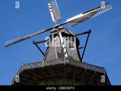 Le moulin historique de Sanssouci est un ancien moulin à vent du palais de Sanssouci, Potsdam, Allemagne Banque D'Images