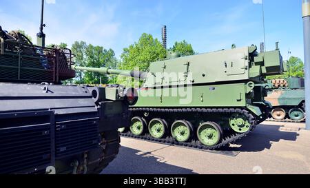 Varsovie, Pologne. 7 mai 2025. Obusier SH K K9 de 155 mm au salon Defence24 des équipements militaires. Banque D'Images