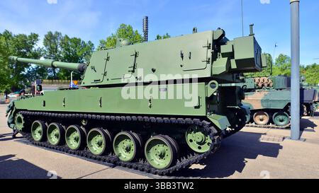 Varsovie, Pologne. 7 mai 2025. Obusier SH K K9 de 155 mm au salon Defence24 des équipements militaires. Banque D'Images