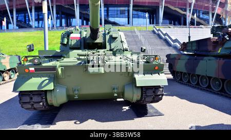 Varsovie, Pologne. 7 mai 2025. Obusier SH K K9 de 155 mm au salon Defence24 des équipements militaires. Banque D'Images