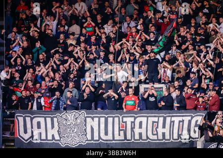 Nimègue, pays-Bas. 14 mai 2025. NIMÈGUE, PAYS-BAS - 14 MAI : les fans de NEC acclament pendant le match néerlandais Eredivisie entre NEC et NAC Breda au Goffertstadion le 14 mai 2025 à Nimègue, pays-Bas. (Photo de Broer van den Boom/Orange Pictures) crédit : Orange pics BV/Alamy Live News Banque D'Images