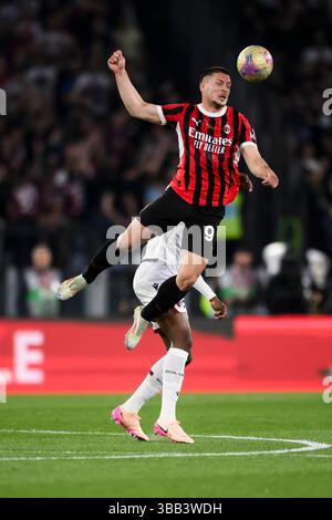 Luka Jovic de l'AC Milan concourt pour le ballon avec Jhon Lucumi du Bologna FC lors du match final de la Coppa Italia entre l'AC Milan et le Bologna FC. Banque D'Images