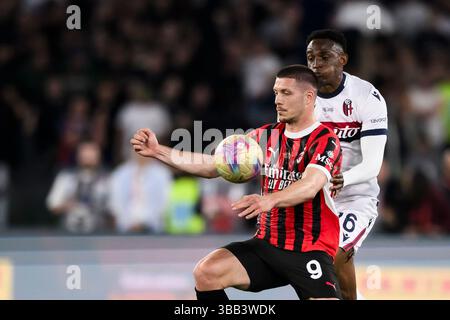 Luka Jovic de l'AC Milan concourt pour le ballon avec Jhon Lucumi du Bologna FC lors du match final de la Coppa Italia entre l'AC Milan et le Bologna FC. Banque D'Images