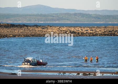 Garlieston, Wigtown Bay, Dumfries et Galloway, Écosse – mercredi 14 mai 2025 – L’équipage du canot de sauvetage côtier de la RNLI quitte la plage de Garlieston à 20h15 ce soir lors de la deuxième soirée de recherche d’un marin disparu dans la baie de Wigtown – la police a déclaré qu’un marin canot de 72 ans avait disparu depuis mardi 13 mai 2025 - photo Steven May / Alamy Live News Banque D'Images