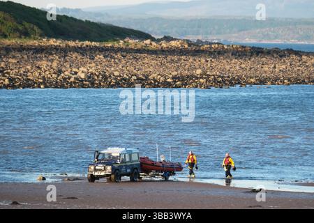 Garlieston, Wigtown Bay, Dumfries et Galloway, Écosse – mercredi 14 mai 2025 – L’équipage du canot de sauvetage côtier de la RNLI quitte la plage de Garlieston à 20h15 ce soir lors de la deuxième soirée de recherche d’un marin disparu dans la baie de Wigtown – la police a déclaré qu’un marin canot de 72 ans avait disparu depuis mardi 13 mai 2025 - photo Steven May / Alamy Live News Banque D'Images